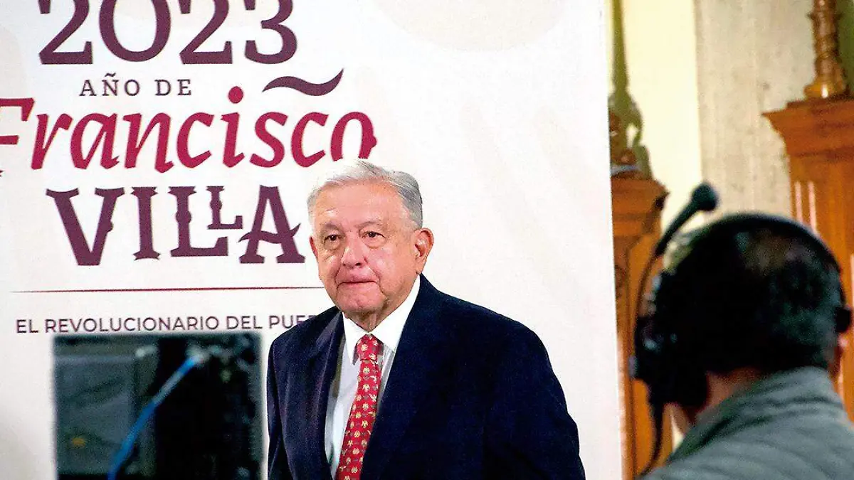 Andrés Manuel López Obrador al llegar a la conferencia de prensa matutina de este viernes